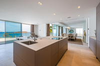 Luxuriöse Villa in erster Meereslinie