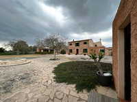 Natursteinfinca mit Garage und ausbaufähigem Gästehaus zur Langzeitmiete