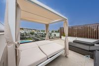 Modernes Penthouse mit eigenem Dachpool in fußläufiger Entfernung zu Annehmlichkeiten