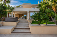 Moderne Villa mit Meerblick in Cas Catala