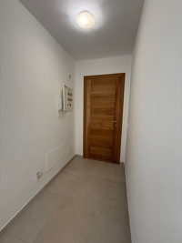 Langzeitmiete: Moderne, teilmöblierte 3-Zimmer-Wohnung mit Pool und Meerblick – sofort verfügbar