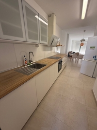 Langzeitmiete: Moderne, teilmöblierte 3-Zimmer-Wohnung mit Pool und Meerblick – sofort verfügbar