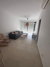 Langzeitmiete: Moderne, teilmöblierte 3-Zimmer-Wohnung mit Pool und Meerblick – sofort verfügbar